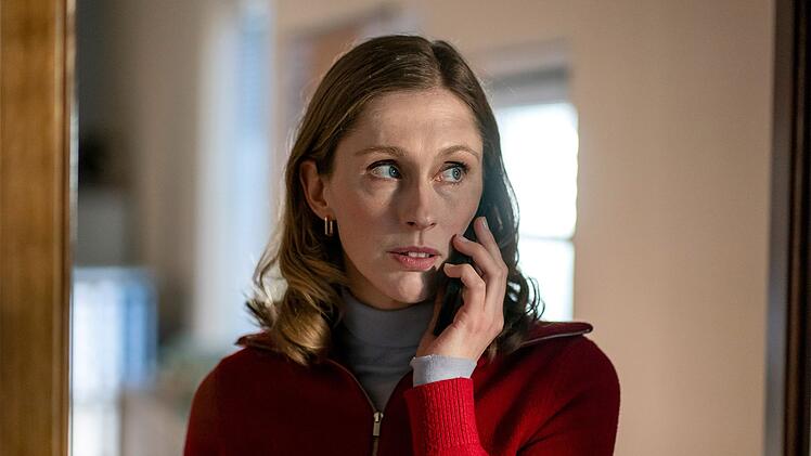 Ellen Norgaard (Rikke Lylloff) informiert ihren Kollegen vom Revier aus.