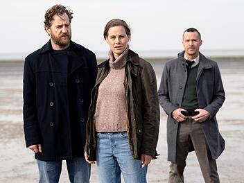 Nach dem Ausstieg von Schauspieler Christian Erdmann &uuml;bernimmt Tom Radisch (links) die Rolle des Kommissars Frank Weller, gleichzeitig Ehemann von Hauptkommissarin Ann Kathrin Klaasen (Picco von Groote). Auch diesmal ermitteln sie gemeinsam mit ihrem Kollegen Rupert (Barnaby Metschurat) in einem Mordfall.
