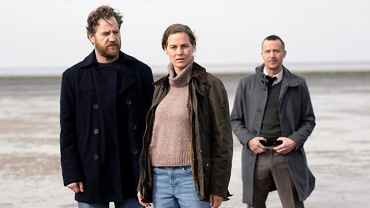 Nach dem Ausstieg von Schauspieler Christian Erdmann &uuml;bernimmt Tom Radisch (links) die Rolle des Kommissars Frank Weller, gleichzeitig Ehemann von Hauptkommissarin Ann Kathrin Klaasen (Picco von Groote). Auch diesmal ermitteln sie gemeinsam mit ihrem Kollegen Rupert (Barnaby Metschurat) in einem Mordfall.