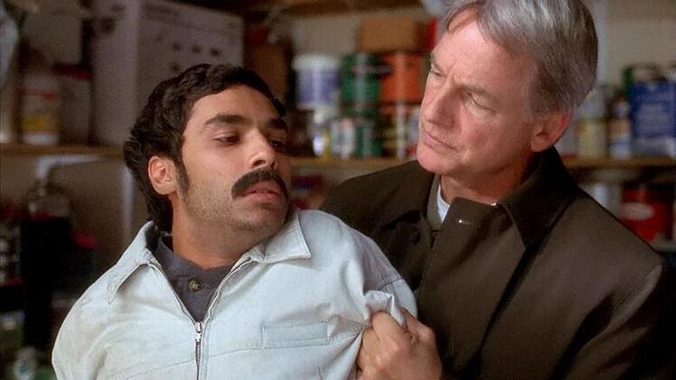 Seinen ersten TV-Auftritt hatte Kunal Nayyar (links) an der Seite von Mark Harmon in einer Folge "Navy CIS".