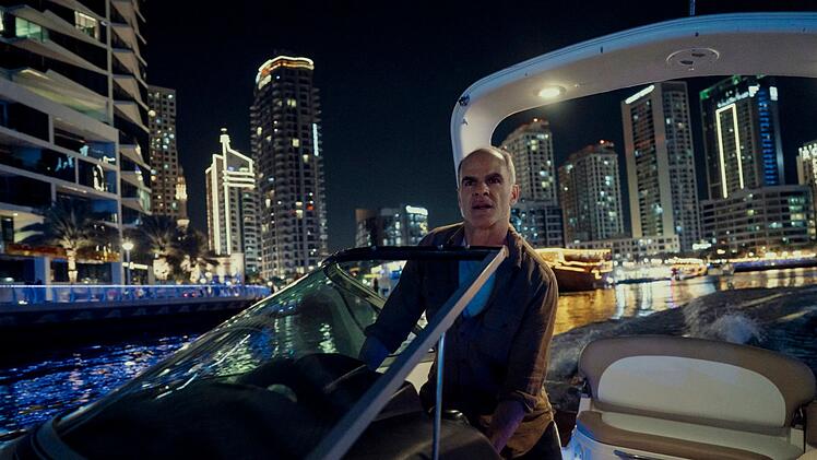Mike November (Michael Kelly) sorgt als logistisches Backup f&uuml;r Entlastung.