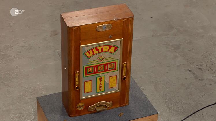 Einen fr&uuml;hen Geldspielautomaten "Ultra" aus Holz datierte Detlev K&uuml;mmel in den sp&auml;ten 1950er Jahren.