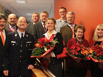 Mit der Ehrennadel des Landkreises zeichnete Landrat Klaus Peter Söllner (links) am Mittwoch Emil Friedrich, Bernhard Nehring, Willibald Gareiß, Heinz Schneider, Franziska Firak, Lukas Theuer, Friedelinde Fischer und Hildegard Lange aus. Der Landtagsabgeordnete Freiherr Ludwig von Lerchenfeld (Dritter von rechts) gratulierte den Ehrenamtlichen.  Fotos: Vanessa Schneider