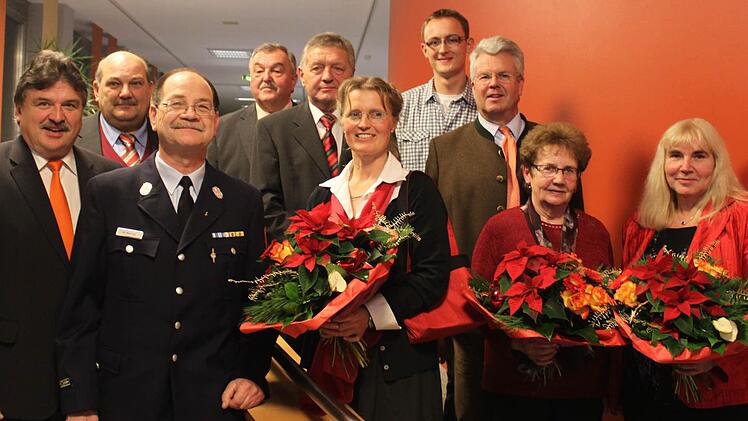 Mit der Ehrennadel des Landkreises zeichnete Landrat Klaus Peter Söllner (links) am Mittwoch Emil Friedrich, Bernhard Nehring, Willibald Gareiß, Heinz Schneider, Franziska Firak, Lukas Theuer, Friedelinde Fischer und Hildegard Lange aus. Der Landtagsabgeordnete Freiherr Ludwig von Lerchenfeld (Dritter von rechts) gratulierte den Ehrenamtlichen.  Fotos: Vanessa Schneider