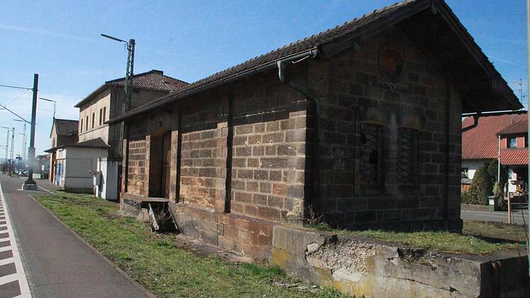 Auch dieses Nebengebäude des Ebensfelder Bahnhofs wird heuer noch abgerissen. Fotos: Matthias Einwag