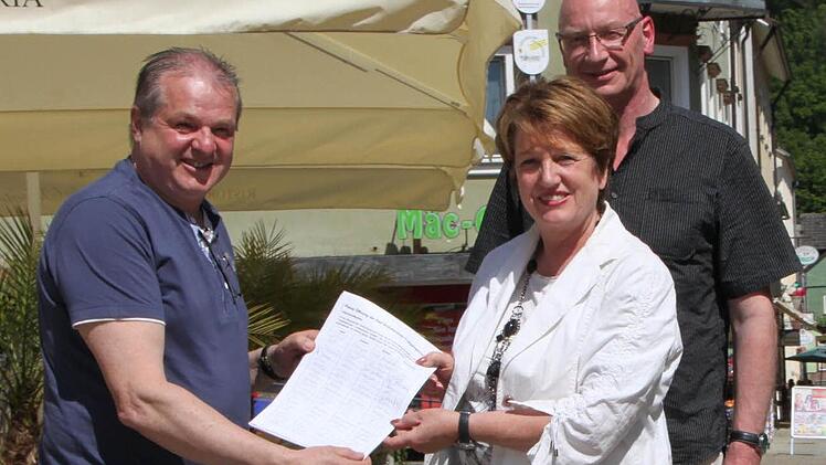 Thomas Dittmayer übergibt die Unterschriften an Bürgermeisterin Brigitte Meyerdierks und Wirtschaftsreferenten Hartmut Bös. Foto: Ulrike Müller
