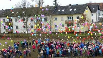 Die Luftballons steigen in die Luft. Foto: Johanna Blum