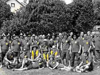 Die Aischer Kerwasburschen stellen mit den Kindern einen Kerwasbaum auf.  Foto: privat