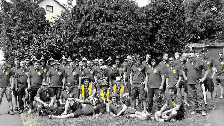 Die Aischer Kerwasburschen stellen mit den Kindern einen Kerwasbaum auf.  Foto: privat