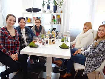Shopping Queen: Die Kandidatinnen der Woche (v.l.): Kandidatin Jennifer "Jenny", Ramona, Christina, Monika und Missy Foto: VOX / Constantin Ent.