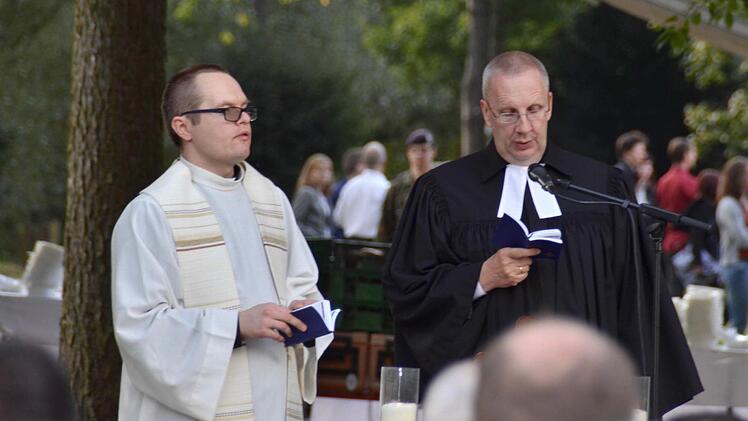 Auch ein ökumenischer Feldgottesdienst wurde gefeiert, unter Leitung der beiden Militärpfarrer Robert Andrzejczyk (links) und Rüdiger Bernhard. Foto: Kathrin Kupka-Hahn