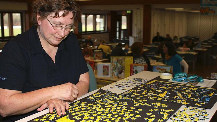 Fortgesetzt wurde in Ebelsbach das knapp 32 000-teilige, 5,44 mal 1,92 Meter große "Double Retrospect"-Riesenpuzzle, bestehend aus 32 Keith-Haring-Bildern". Foto: Ralf Naumann