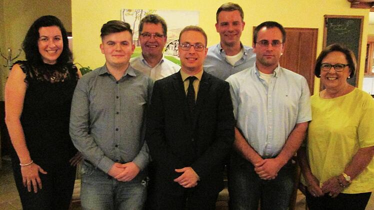 Vorsitzender der JU Saaletal ist Maximilian Schießer (M.), den Lukas Mützel (links) und Jens Weingart (rechts) unterstützen. Zu den Gratulanten gehörten (hintere Reihe von links) Dorothee Bär, Heribert Schießer, Martin Wende und Karin Renner.  Foto: Winfried Ehling