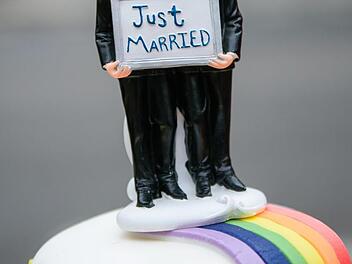 Im Landkreis Bad Kissingen gibt es vorerst keinen Markt für Torten-Deko mit gleichgeschlechtlichen Paaren: Nur zwei Anfragen gingen bei den Kommunen ein. Foto: Gregor Fischer/dpa