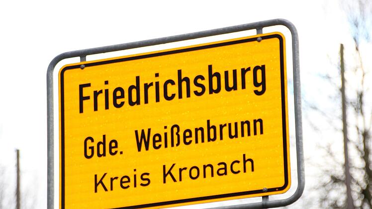 Orts- und Straßenschilder weisen in Friedrichsburg auf die Besonderheit des Dorfes  hin, das behördlich geteilt ist: Für den Südosten ist Weißenbrunn, für den Nordwesten Kronach zuständig. Foto: Andreas Schmitt