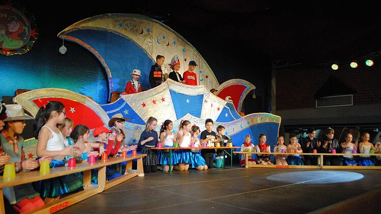 Die 3. und 4. Klasse der Riedenberger Grundschule trug ein sogenanntes Akkustik-Stück in atemberaubender Schnelligkeit vor. Foto: Evelyn Schneider