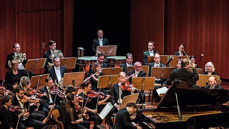 Der Pianist Alexander Schimpf war der umjubelte Solist beim Sinfoniekonzert des Landestheaters im Coburger Kongresshaus. Am Dirigentenpult stand als Gast Johannes Klumpp.Foto: Jochen Berger