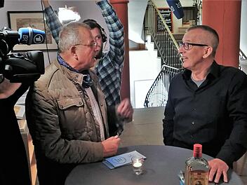 Der britisch-irische Liedermacher und Gitarrist Denis Dennehy (71; rechts) im Interview mit BR-Redakteur Wolfgang R.Jandl. Foto: Sigismund von Dobschütz
