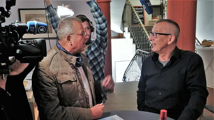 Der britisch-irische Liedermacher und Gitarrist Denis Dennehy (71; rechts) im Interview mit BR-Redakteur Wolfgang R.Jandl. Foto: Sigismund von Dobschütz