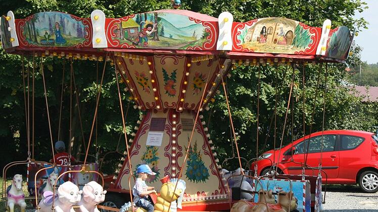 Das Kettenkarussell erfreute die Kleinsten. Foto: Maria L&ouml;ffler