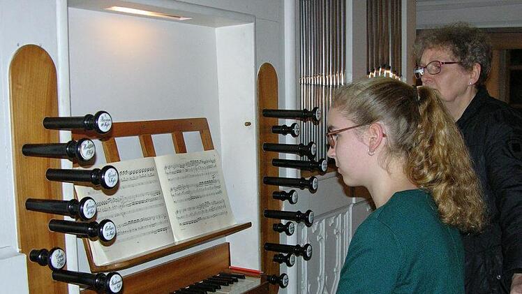 Salome Dinkel, Schülerin des Gymnasiums Albertinum Coburg, an der Orgel. Foto: Klaus Oelzner