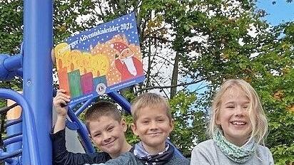 Das Titelbild des Lions-Adventskalenders stammt von Mick Lindner (hinten). Weitere Gewinner sind Alanna H&ouml;rnlein und Maximilian Rackisch.