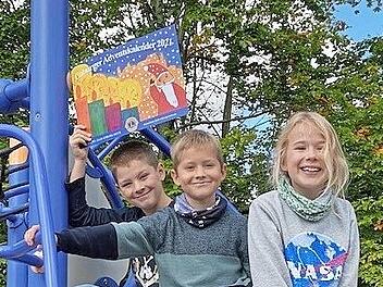 Das Titelbild des Lions-Adventskalenders stammt von Mick Lindner (hinten). Weitere Gewinner sind Alanna Hörnlein und Maximilian Rackisch.