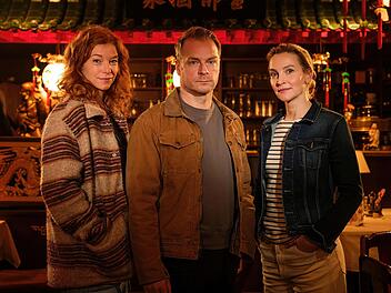 Hannah Wagner (Jana Klinge, rechts) und Hauke Jacobs (Hinnerk Sch&ouml;nemann) ermitteln im Umfeld des neuen chinesischen Restaurants in Schwanitz. Tier&auml;rztin Jule Christiansen (Marleen Lohse) ist als selbsternannte dritte Sp&uuml;rnase im Team nat&uuml;rlich ebenfalls im Einsatz.