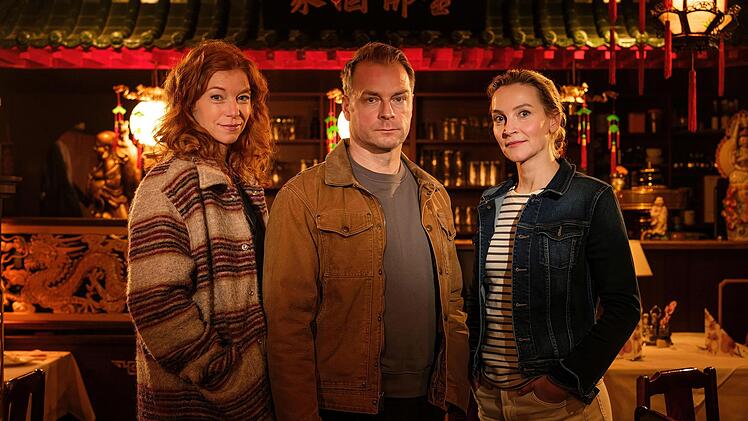 Hannah Wagner (Jana Klinge, rechts) und Hauke Jacobs (Hinnerk Sch&ouml;nemann) ermitteln im Umfeld des neuen chinesischen Restaurants in Schwanitz. Tier&auml;rztin Jule Christiansen (Marleen Lohse) ist als selbsternannte dritte Sp&uuml;rnase im Team nat&uuml;rlich ebenfalls im Einsatz.