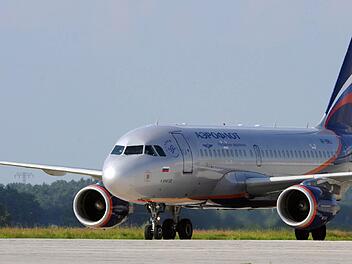 Ein russisches Aeroflot Flugzeug steht am 03.07.2009 auf dem Flughafen in Dresden, Deutschland. Aufgrund häufiger Zwischenfälle mit betrunkenen Fluggästen, gibt es nun Russland Versuche den Alkohlkonsum in Flugzeugen zu unterbinden. Foto: Ralf Hirschberger,  dpa
