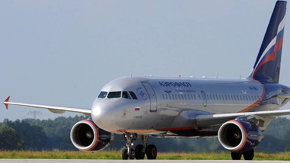 Ein russisches Aeroflot Flugzeug steht am 03.07.2009 auf dem Flughafen in Dresden, Deutschland. Aufgrund häufiger Zwischenfälle mit betrunkenen Fluggästen, gibt es nun Russland Versuche den Alkohlkonsum in Flugzeugen zu unterbinden. Foto: Ralf Hirschberger,  dpa