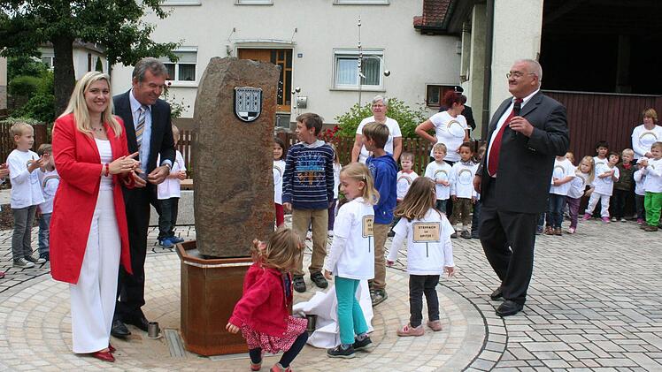 Staatssekretärin Melanie Huml, Bürgermeister Hans Beck und Kinder enthüllten den neuen Brunnen auf dem Merksplatz. Rechts der Vorsitzende der Teilnehmergemeinschaft, Werner Dallner