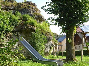Der Kinderspielplatz in Schirradorf ist von Felsabstürzen bedroht, er soll daher um ein paar Meter aus der Gefahrenzone versetzt werden. Foto: Katharina Müller-Sanke