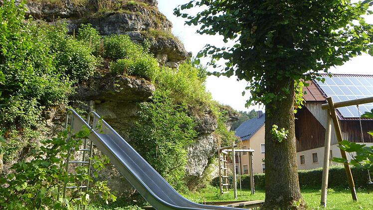 Der Kinderspielplatz in Schirradorf ist von Felsabstürzen bedroht, er soll daher um ein paar Meter aus der Gefahrenzone versetzt werden. Foto: Katharina Müller-Sanke