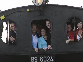 Symbolkräftiges Bild: Im Wahlkampfendspurt scheint der Zug für die SPD noch nicht abgefahren, ziehen alle an einem Schienenstrang. NRW-Ministerpräsidentin Hannelore Kraft (Zweite von links) teilte sich bei der Rundfahrt durchs DDM den Führerstand mit (von rechts) den Kandidaten Susann Biedefeld, Inge Aures, Simon Moritz und Holger Grießhammer sowie der stellvertretenden Landrätin Christina Flauder. Fotos: Jochen Nützel