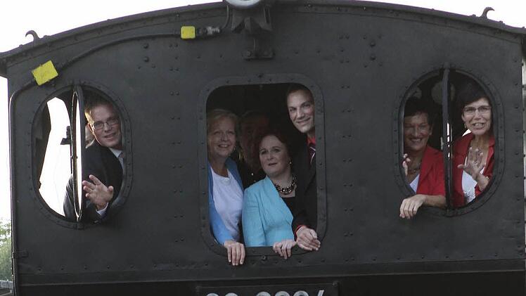 Symbolkräftiges Bild: Im Wahlkampfendspurt scheint der Zug für die SPD noch nicht abgefahren, ziehen alle an einem Schienenstrang. NRW-Ministerpräsidentin Hannelore Kraft (Zweite von links) teilte sich bei der Rundfahrt durchs DDM den Führerstand mit (von rechts) den Kandidaten Susann Biedefeld, Inge Aures, Simon Moritz und Holger Grießhammer sowie der stellvertretenden Landrätin Christina Flauder. Fotos: Jochen Nützel