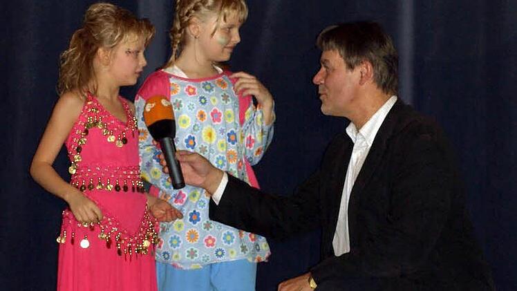 Bunte Kostürme gab es bei "unendlichen Geschichte", Lena (li) und Lea machten souverän die Ansage - rechts Bürgermeister Gerhard Wunder  Foto: Susanne Deuerling