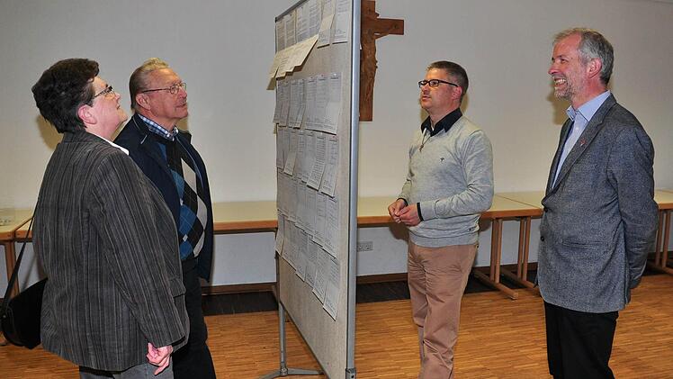 Zu seinem Vortrag "Die Ritterkapelle als Pilgerziel im 21. Jahrhundert" hatte Professor Michael Rosenberger (rechts) eine Umfrage unter den Besuchern der Kapelle durchgeführt. Die Ergebnisse wurden im Pfarrsaal ausgestellt - hier von links Elisabeth Sinner, Adolf Dirschbacher und Pfarrer Stephan Eschenbacher. Foto: Langer