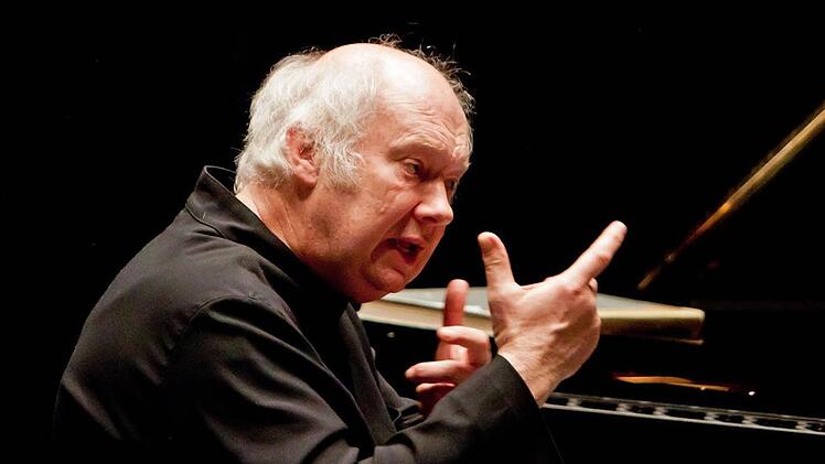 Faszinierender Pianist und genialer Musik-Erklärer: Michael Leslie bei seinem Beethoven-Abend in Coburg. Foto: Jochen Berger