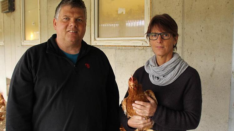Angelika und Alfred Winkler betreuen 14 500 Hühner.  Foto: Andreas Dorsch
