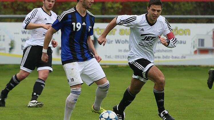 Der Forchheimer Firat Güngör (am Ball) wird verfolgt von Patrick Schleicher. Die Jagd nach den drei Punkten entschied der Jahn mit einem 1:0-Sieg für sich.  Foto: Sebastian Baumann