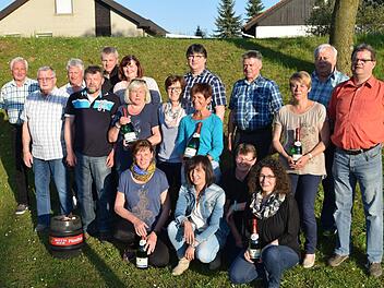 Beim 22. Großgemeindekegeln des TSV Oerlenbach warteten die Freizeitsportler mit guten Ergebnissen auf. Die Bestplatzierten freuten sich zusammen mit Abteilungsleiter Frank Mützel (3., von links) und Turnierleiter Andreas Kiesel (rechts).  Foto: Stefan Geiger
