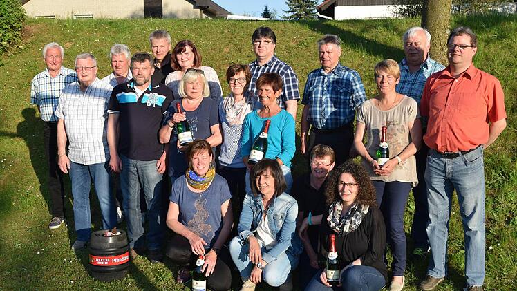 Beim 22. Großgemeindekegeln des TSV Oerlenbach warteten die Freizeitsportler mit guten Ergebnissen auf. Die Bestplatzierten freuten sich zusammen mit Abteilungsleiter Frank Mützel (3., von links) und Turnierleiter Andreas Kiesel (rechts).  Foto: Stefan Geiger