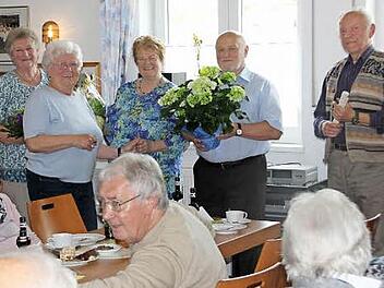 Blumen zum Dank für 100 Veranstaltungen: Inge Huyer, Gertrud Richter, Ingrid Herold, Otto Schmitt und Walter Huyer (von links)