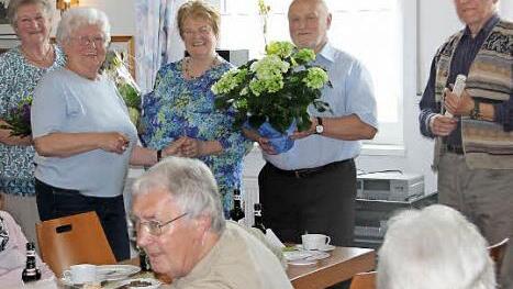 Blumen zum Dank für 100 Veranstaltungen: Inge Huyer, Gertrud Richter, Ingrid Herold, Otto Schmitt und Walter Huyer (von links)