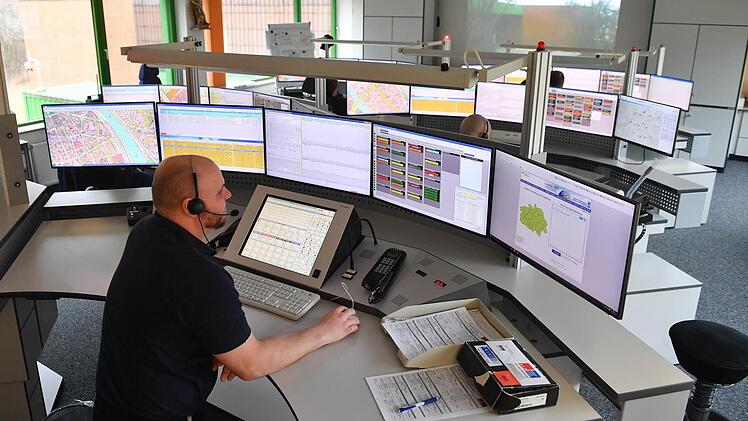 Das hat ein Leitstellen-Disponent gleichzeitig im Blick: (von links) Karte, Einsatzauftrag, Einsatzbearbeitung, Fahrzeugübersicht und den Bildschirm des eigenständigen Internet-PCs. Dazu auf dem Tisch die per Touchfunktion zu bedienende Kommunikationszentrale. Foto: Rinklef