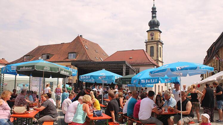 Zu essen und trinken gab es genug und fast alles. Die Plätze an den Tischen auf dem Marktplatz waren den ganzen Tag über gut besetzt.