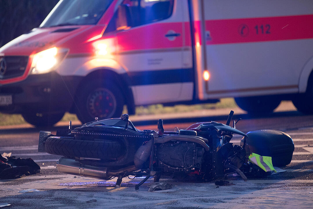 Motorrad übersehen: 57-jährige Bikerin bei Pleinfeld schwer verletzt