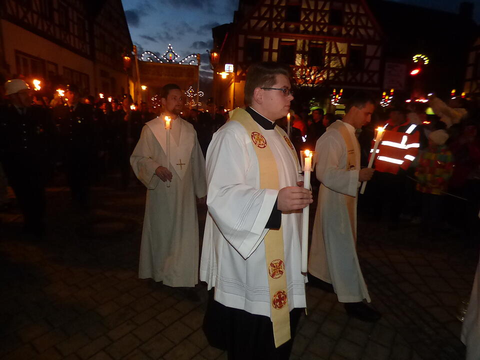 Besucherrekord bei Lichterprozession Pottenstein
