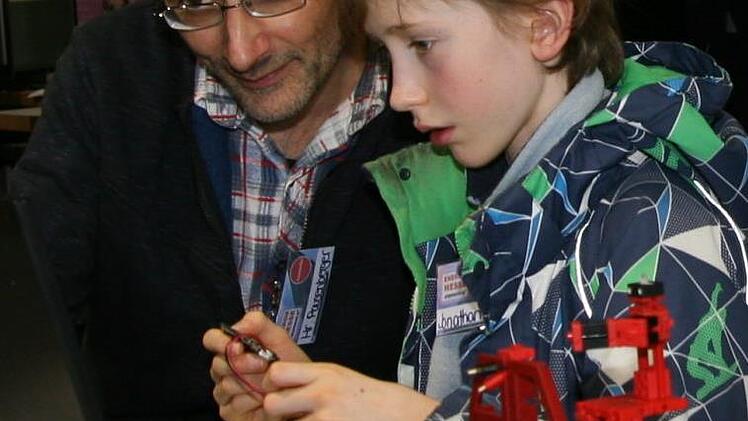Viele Gelegenheiten gab es für Jung und Alt, sich über Fortschritte auf dem Energie- und Umweltsektor zu informieren, hier etwa beim Roboter konstruieren. Foto: Werner Baier